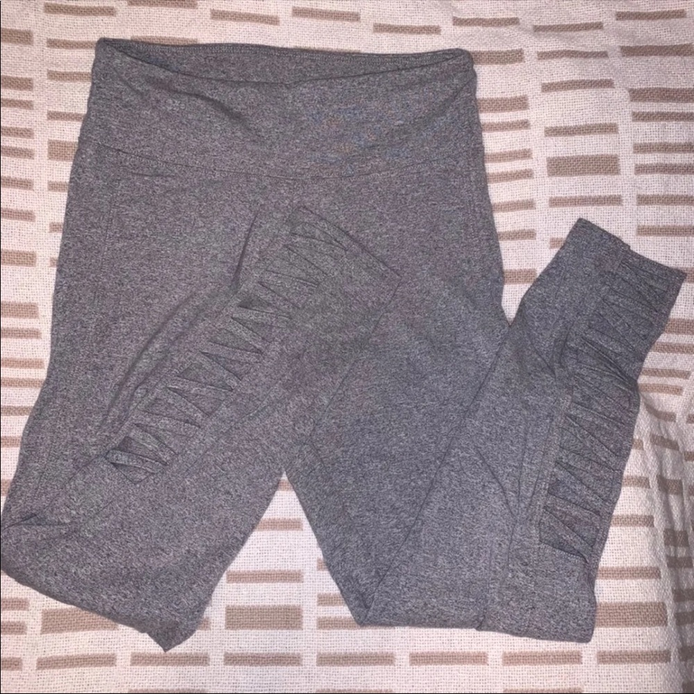 🔥 3 for $15 🔥
Victoria's Secret lattice back capri Leggings